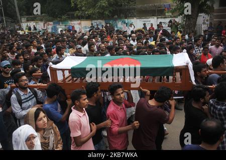 Des étudiants de l'Université du Bangladesh protestent contre le meurtre d'Abrar Fahad, un étudiant de l'Université d'ingénierie et de technologie du Bangladesh (BUET), qui aurait été battu à mort par des hommes de la Ligue Chhatra du Bangladesh. Photo prise le 08 octobre 2019 à l'Université de Dhaka, au Bangladesh. (Photo de Syed Mahamudur Rahman/NurPhoto) Banque D'Images