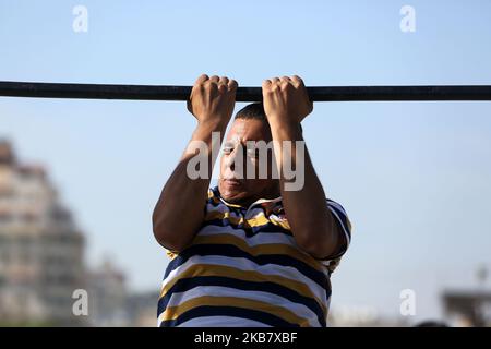 Un palestinien subit un examen de condition physique par un membre du mouvement islamiste, la sécurité du Hamas, dans un centre de formation de la police de la ville de Gaza, à 8 octobre 2019, pour avoir une chance de postuler à un emploi de police. (Photo de Majdi Fathi/NurPhoto) Banque D'Images