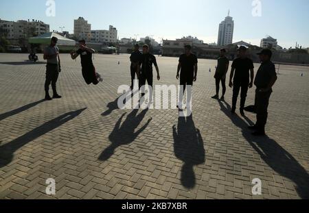 Un palestinien subit un examen de condition physique par un membre du mouvement islamiste, la sécurité du Hamas, dans un centre de formation de la police de la ville de Gaza, à 8 octobre 2019, pour avoir une chance de postuler à un emploi de police. (Photo de Majdi Fathi/NurPhoto) Banque D'Images