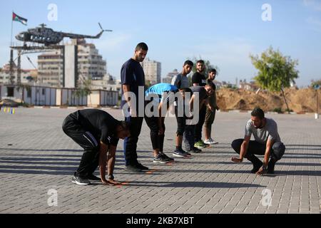 Un palestinien subit un examen de condition physique par un membre du mouvement islamiste, la sécurité du Hamas, dans un centre de formation de la police de la ville de Gaza, à 8 octobre 2019, pour avoir une chance de postuler à un emploi de police. (Photo de Majdi Fathi/NurPhoto) Banque D'Images