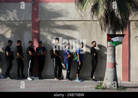 Un palestinien subit un examen de condition physique par un membre du mouvement islamiste, la sécurité du Hamas, dans un centre de formation de la police de la ville de Gaza, à 8 octobre 2019, pour avoir une chance de postuler à un emploi de police. (Photo de Majdi Fathi/NurPhoto) Banque D'Images