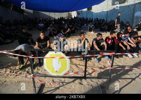 Un palestinien subit un examen de condition physique par un membre du mouvement islamiste, la sécurité du Hamas, dans un centre de formation de la police de la ville de Gaza, à 8 octobre 2019, pour avoir une chance de postuler à un emploi de police. (Photo de Majdi Fathi/NurPhoto) Banque D'Images