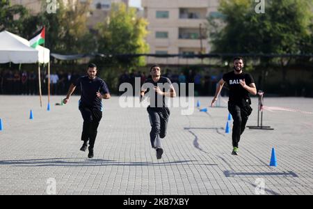 Un palestinien subit un examen de condition physique par un membre du mouvement islamiste, la sécurité du Hamas, dans un centre de formation de la police de la ville de Gaza, à 8 octobre 2019, pour avoir une chance de postuler à un emploi de police. (Photo de Majdi Fathi/NurPhoto) Banque D'Images