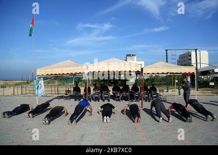 Un palestinien subit un examen de condition physique par un membre du mouvement islamiste, la sécurité du Hamas, dans un centre de formation de la police de la ville de Gaza, à 8 octobre 2019, pour avoir une chance de postuler à un emploi de police. (Photo de Majdi Fathi/NurPhoto) Banque D'Images