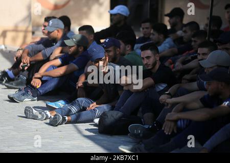 Un palestinien subit un examen de condition physique par un membre du mouvement islamiste, la sécurité du Hamas, dans un centre de formation de la police de la ville de Gaza, à 8 octobre 2019, pour avoir une chance de postuler à un emploi de police. (Photo de Majdi Fathi/NurPhoto) Banque D'Images