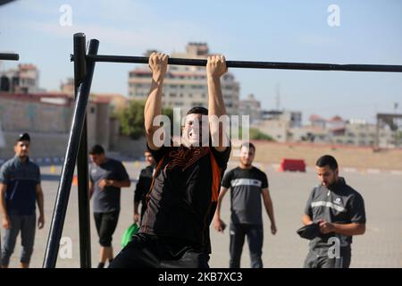 Un palestinien subit un examen de condition physique par un membre du mouvement islamiste, la sécurité du Hamas, dans un centre de formation de la police de la ville de Gaza, à 8 octobre 2019, pour avoir une chance de postuler à un emploi de police. (Photo de Majdi Fathi/NurPhoto) Banque D'Images