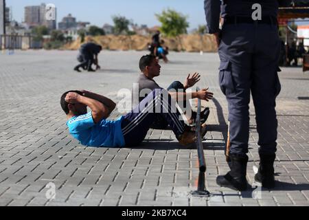 Un palestinien subit un examen de condition physique par un membre du mouvement islamiste, la sécurité du Hamas, dans un centre de formation de la police de la ville de Gaza, à 8 octobre 2019, pour avoir une chance de postuler à un emploi de police. (Photo de Majdi Fathi/NurPhoto) Banque D'Images