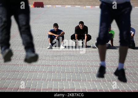 Un palestinien subit un examen de condition physique par un membre du mouvement islamiste, la sécurité du Hamas, dans un centre de formation de la police de la ville de Gaza, à 8 octobre 2019, pour avoir une chance de postuler à un emploi de police. (Photo de Majdi Fathi/NurPhoto) Banque D'Images