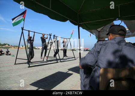 Un palestinien subit un examen de condition physique par un membre du mouvement islamiste, la sécurité du Hamas, dans un centre de formation de la police de la ville de Gaza, à 8 octobre 2019, pour avoir une chance de postuler à un emploi de police. (Photo de Majdi Fathi/NurPhoto) Banque D'Images