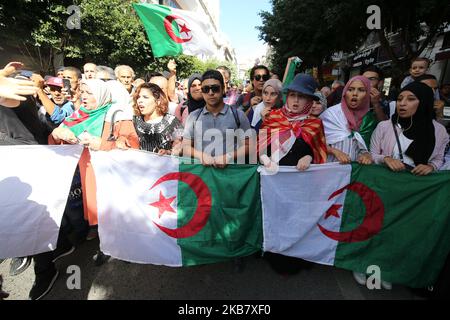 Des manifestants algériens portant des drapeaux nationaux branchent des slogans lors d'une manifestation d'étudiants contre le report des élections présidentielles à Alger, Algérie, 08 octobre 2019. Selon des rapports, l'Algérie tiendra des élections le 12 décembre, après que le vote de juillet ait été reporté, dans un contexte de vide politique depuis la démission du président Abdelaziz Bouteflika. (Photo de Billal Bensalem/NurPhoto) Banque D'Images