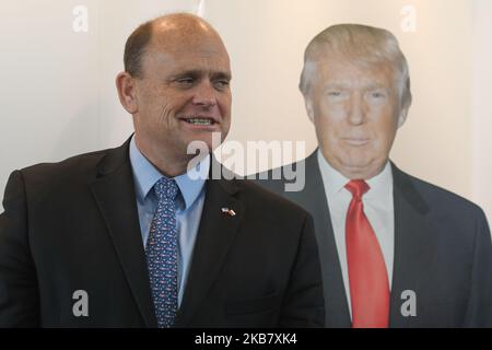 Tom Reed, avocat et politicien américain qui sert de représentant des États-Unis pour le district du Congrès de New York en 23rd et républicain, pose pour une photo près d'une image du président américain Donald Trump, le deuxième jour du Forum économique du Congrès 590, Dans le centre d'expositions et de congrès Arena G2A à Jasionka, près de Rzeszow. Congrès 590, un événement de deux jours sert de forum pour l'échange d'idées sur les affaires, la science, la politique et la législation afin de mieux promouvoir la croissance économique de la Pologne. Mardi, 8 octobre 2019, à Jasionka, Rzeszow, Pologne. (Photo par Artur Widak/NurPhoto) Banque D'Images