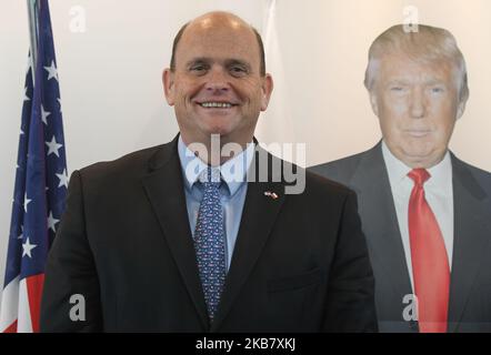 Tom Reed, avocat et politicien américain qui sert de représentant des États-Unis pour le district du Congrès de New York en 23rd et républicain, pose pour une photo près d'une image du président américain Donald Trump, le deuxième jour du Forum économique du Congrès 590, Dans le centre d'expositions et de congrès Arena G2A à Jasionka, près de Rzeszow. Congrès 590, un événement de deux jours sert de forum pour l'échange d'idées sur les affaires, la science, la politique et la législation afin de mieux promouvoir la croissance économique de la Pologne. Mardi, 8 octobre 2019, à Jasionka, Rzeszow, Pologne. (Photo par Artur Widak/NurPhoto) Banque D'Images