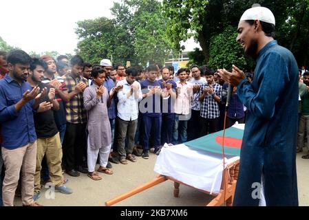 Des étudiants bangladais de l'Université de Dhaka ont présenté des funérailles en Guyane pour protester contre le meurtre d'Abrar Fahad, un étudiant de l'Université d'ingénierie et de technologie du Bangladesh (BUET), qui aurait été battu à mort après des hommes de la Ligue Chhatra du Bangladesh à Dhaka, au Bangladesh, sur 0 octobre 2019. (Photo par Mamunur Rashid/NurPhoto) Banque D'Images