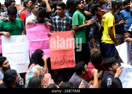 Des étudiants bangladais de l'Université d'ingénierie et de technologie du Bangladesh (BUET) organise une procession pour protester contre le meurtre d'Abrar Fahad, un étudiant de l'Université d'ingénierie et de technologie du Bangladesh (BUET), qui aurait été battu à mort après des hommes de la Ligue Chhatra du Bangladesh à Dhaka, au Bangladesh, sur 8 octobre 2019. (Photo par Mamunur Rashid/NurPhoto) Banque D'Images