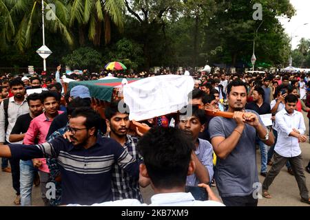 Des étudiants bangladais de l'Université de Dhaka ont mis en scène une procession avec le faux cercueil pour protester contre le meurtre d'Abrar Fahad, un étudiant de l'Université d'ingénierie et de technologie du Bangladesh (BUET), qui aurait été battu à mort après des hommes de la Ligue Chhatra du Bangladesh à Dhaka, au Bangladesh, sur 8 octobre 2019. (Photo par Mamunur Rashid/NurPhoto) Banque D'Images