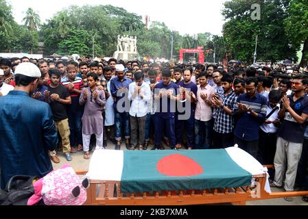 Des étudiants bangladais de l'Université de Dhaka ont présenté des funérailles en Guyane pour protester contre le meurtre d'Abrar Fahad, un étudiant de l'Université d'ingénierie et de technologie du Bangladesh (BUET), qui aurait été battu à mort après des hommes de la Ligue Chhatra du Bangladesh à Dhaka, au Bangladesh, sur 0 octobre 2019. (Photo par Mamunur Rashid/NurPhoto) Banque D'Images