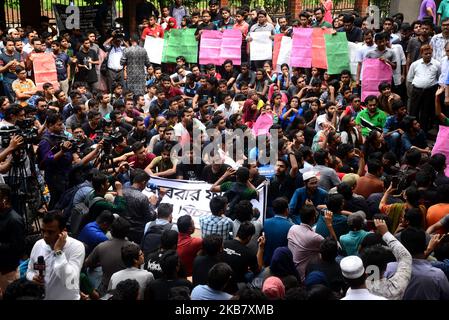 Des étudiants bangladais de l'Université d'ingénierie et de technologie du Bangladesh (BUET) organise une procession pour protester contre le meurtre d'Abrar Fahad, un étudiant de l'Université d'ingénierie et de technologie du Bangladesh (BUET), qui aurait été battu à mort après des hommes de la Ligue Chhatra du Bangladesh à Dhaka, au Bangladesh, sur 8 octobre 2019. (Photo par Mamunur Rashid/NurPhoto) Banque D'Images