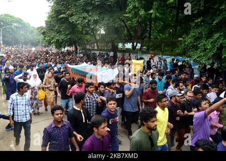 Des étudiants bangladais de l'Université de Dhaka ont mis en scène une procession avec le faux cercueil pour protester contre le meurtre d'Abrar Fahad, un étudiant de l'Université d'ingénierie et de technologie du Bangladesh (BUET), qui aurait été battu à mort après des hommes de la Ligue Chhatra du Bangladesh à Dhaka, au Bangladesh, sur 8 octobre 2019. (Photo par Mamunur Rashid/NurPhoto) Banque D'Images