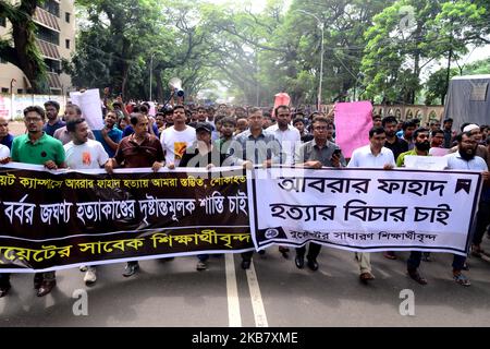 Des étudiants bangladais de l'Université d'ingénierie et de technologie du Bangladesh (BUET) organise une procession pour protester contre le meurtre d'Abrar Fahad, un étudiant de l'Université d'ingénierie et de technologie du Bangladesh (BUET), qui aurait été battu à mort après des hommes de la Ligue Chhatra du Bangladesh à Dhaka, au Bangladesh, sur 8 octobre 2019. (Photo par Mamunur Rashid/NurPhoto) Banque D'Images