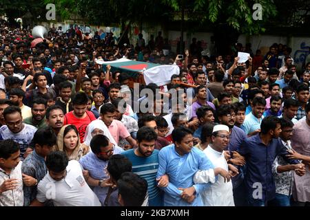 Des étudiants bangladais de l'Université de Dhaka ont mis en scène une procession avec le faux cercueil pour protester contre le meurtre d'Abrar Fahad, un étudiant de l'Université d'ingénierie et de technologie du Bangladesh (BUET), qui aurait été battu à mort après des hommes de la Ligue Chhatra du Bangladesh à Dhaka, au Bangladesh, sur 8 octobre 2019. (Photo par Mamunur Rashid/NurPhoto) Banque D'Images