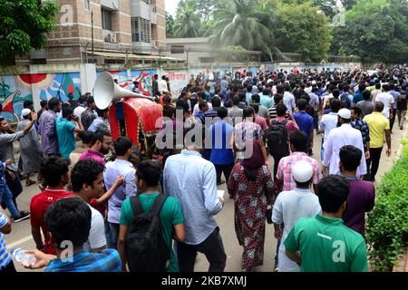 Des étudiants bangladais de l'Université de Dhaka ont mis en scène une procession avec le faux cercueil pour protester contre le meurtre d'Abrar Fahad, un étudiant de l'Université d'ingénierie et de technologie du Bangladesh (BUET), qui aurait été battu à mort après des hommes de la Ligue Chhatra du Bangladesh à Dhaka, au Bangladesh, sur 8 octobre 2019. (Photo par Mamunur Rashid/NurPhoto) Banque D'Images