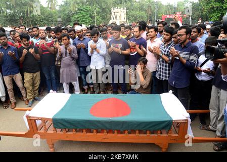 Des étudiants bangladais de l'Université de Dhaka ont présenté des funérailles en Guyane pour protester contre le meurtre d'Abrar Fahad, un étudiant de l'Université d'ingénierie et de technologie du Bangladesh (BUET), qui aurait été battu à mort après des hommes de la Ligue Chhatra du Bangladesh à Dhaka, au Bangladesh, sur 8 octobre 2019. (Photo par Mamunur Rashid/NurPhoto) Banque D'Images