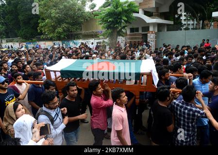 Des étudiants bangladais de l'Université de Dhaka ont mis en scène une procession avec le faux cercueil pour protester contre le meurtre d'Abrar Fahad, un étudiant de l'Université d'ingénierie et de technologie du Bangladesh (BUET), qui aurait été battu à mort après des hommes de la Ligue Chhatra du Bangladesh à Dhaka, au Bangladesh, sur 8 octobre 2019. (Photo par Mamunur Rashid/NurPhoto) Banque D'Images