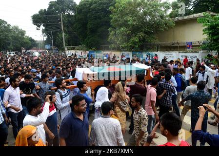 Des étudiants bangladais de l'Université de Dhaka ont mis en scène une procession avec le faux cercueil pour protester contre le meurtre d'Abrar Fahad, un étudiant de l'Université d'ingénierie et de technologie du Bangladesh (BUET), qui aurait été battu à mort après des hommes de la Ligue Chhatra du Bangladesh à Dhaka, au Bangladesh, sur 8 octobre 2019. (Photo par Mamunur Rashid/NurPhoto) Banque D'Images