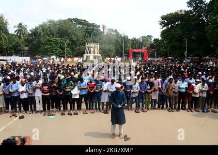Des étudiants bangladais de l'Université de Dhaka ont présenté des funérailles en Guyane pour protester contre le meurtre d'Abrar Fahad, un étudiant de l'Université d'ingénierie et de technologie du Bangladesh (BUET), qui aurait été battu à mort après des hommes de la Ligue Chhatra du Bangladesh à Dhaka, au Bangladesh, sur 0 octobre 2019. (Photo par Mamunur Rashid/NurPhoto) Banque D'Images