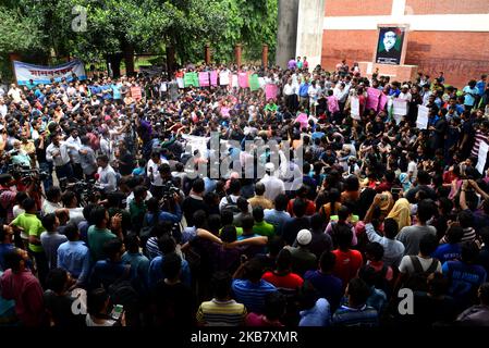 Des étudiants bangladais de l'Université d'ingénierie et de technologie du Bangladesh (BUET) organise une procession pour protester contre le meurtre d'Abrar Fahad, un étudiant de l'Université d'ingénierie et de technologie du Bangladesh (BUET), qui aurait été battu à mort après des hommes de la Ligue Chhatra du Bangladesh à Dhaka, au Bangladesh, sur 8 octobre 2019. (Photo par Mamunur Rashid/NurPhoto) Banque D'Images