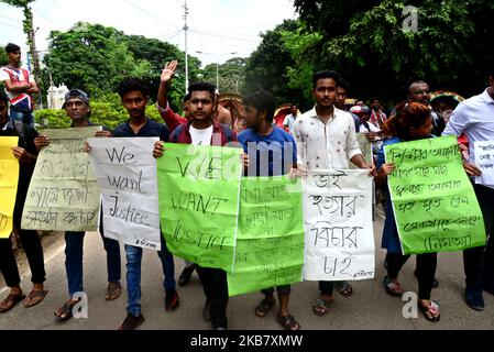 Des étudiants bangladais de l'Université de Dhaka ont mis en scène une procession pour protester contre le meurtre d'Abrar Fahad, un étudiant de l'Université d'ingénierie et de technologie du Bangladesh (BUET), qui aurait été battu à mort après des hommes de la Ligue Chhatra du Bangladesh à Dhaka, au Bangladesh, sur 8 octobre 2019. (Photo par Mamunur Rashid/NurPhoto) Banque D'Images