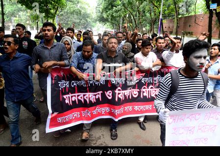 Des étudiants bangladais de l'Université de Dhaka ont mis en scène une procession pour protester contre le meurtre d'Abrar Fahad, un étudiant de l'Université d'ingénierie et de technologie du Bangladesh (BUET), qui aurait été battu à mort après des hommes de la Ligue Chhatra du Bangladesh à Dhaka, au Bangladesh, sur 8 octobre 2019. (Photo par Mamunur Rashid/NurPhoto) Banque D'Images
