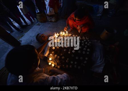 Un dévot népalais tient des lampes à huile sur son corps pendant la dixième journée du festival Dashain Durga Puja au temple de Bramayani, Bhaktapur, Népal, mardi, 08 octobre 2019. Dashain est le festival le plus populaire et le plus célébré au Népal, qui reflète les traditions ancestrales et la dévotion des Népalais envers la déesse Durga. (Photo de Narayan Maharajan/NurPhoto) Banque D'Images