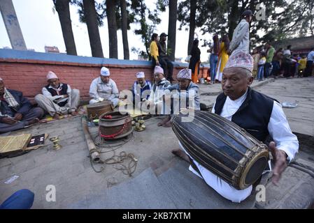 Les dévotés népalais jouent des instruments traditionnels pendant la dixième journée du festival Dashain Durga Puja, au temple de Bramayani, Bhaktapur, au Népal, mardi, 08 octobre 2019. Dashain est le festival le plus populaire et le plus célébré au Népal, qui reflète les traditions ancestrales et la dévotion des Népalais envers la déesse Durga. (Photo de Narayan Maharajan/NurPhoto) Banque D'Images