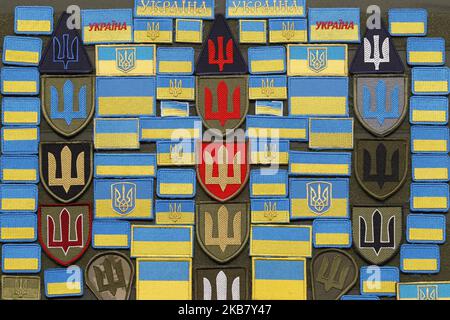 Des chevrons avec drapeau ukrainien et armoiries sont vus lors de l'exposition internationale spécialisée sur les moyens militaires et de sécurité "armes et sécurité 2019" à Kiev, Ukraine, le 08 octobre 2019. (Photo par STR/NurPhoto) Banque D'Images