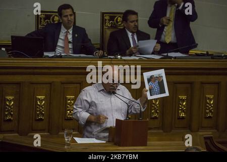 Le vice-président pro-gouvernemental Darío Vivas montre des photos montrant le président de l'Assemblée nationale Juan Guaidó accompagné de membres présumés des gangs paramilitaires colombiens à Caracas sur 8 octobre 2019. (Photo de Rafael Briceño Sierralta/NurPhoto) Banque D'Images