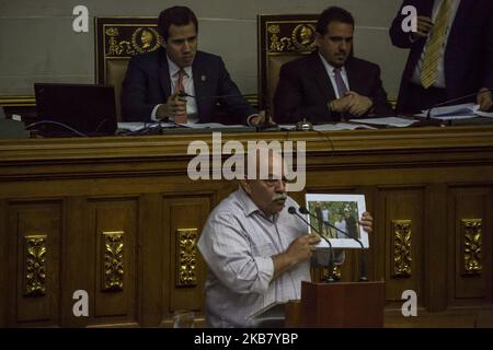 Le vice-président pro-gouvernemental Darío Vivas montre des photos montrant le président de l'Assemblée nationale Juan Guaidó accompagné de membres présumés des gangs paramilitaires colombiens à Caracas sur 8 octobre 2019. (Photo de Rafael Briceño Sierralta/NurPhoto) Banque D'Images