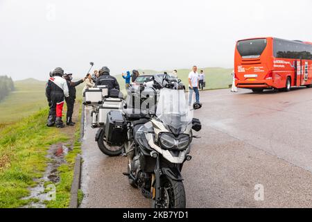 Moto tournée en Écosse groupe de visiteurs européens tournée sur BMW R1250GS moto, Scottish Highlands, Écosse, Royaume-Uni, brumeux jour de brouillard Banque D'Images