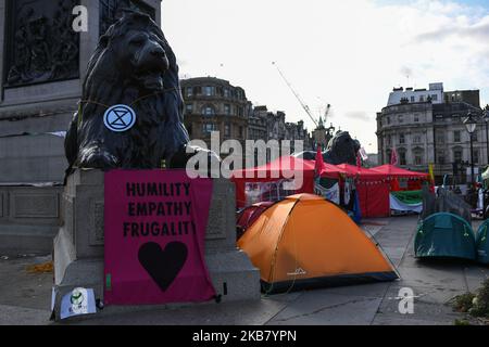 Extinction les militants de la rébellion occupent Trafalgar Square sur 9 octobre 2019, à Londres, en Angleterre. Extinction la rébellion prévoit d'occuper plusieurs sites autour de Westminster pendant deux semaines de protestation et d'action directe contre le changement climatique. (Photo par Alberto Pezzali/NurPhoto) Banque D'Images