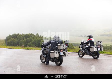 Moto tournée en Écosse groupe de visiteurs européens tournée sur BMW R1250GS moto, Scottish Highlands, Écosse, Royaume-Uni, brumeux jour de brouillard Banque D'Images