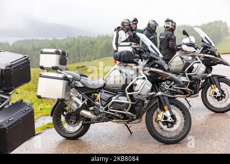 Motocyclistes en Écosse lors d'une excursion en moto, en compagnie de selfie de groupe et en train de monter à bord des motos BMW R1250 GS, Highlands écossais, Royaume-Uni, 2022 Banque D'Images