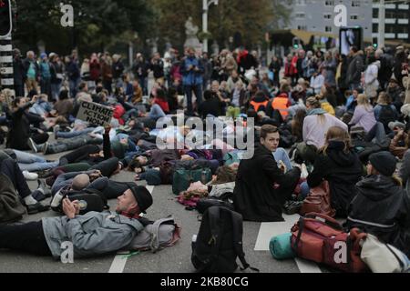 Des manifestants lors d'une manifestation non autorisée, des militants de la rébellion d'extinction bloquent le Stadhouderskade à Amsterdam, aux pays-Bas, sur 7 octobre 2019. Extinction la rébellion a protesté dans plusieurs villes du monde entier dans le cadre d'une campagne mondiale de désobéissance civile de deux semaines qui a exhorté les gouvernements à agir sur le changement climatique. (Photo par Ezz Al Zanoon/NurPhoto) Banque D'Images