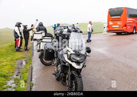 Moto tournée en Écosse groupe de visiteurs européens tournée sur BMW R1250GS moto, Scottish Highlands, Écosse, Royaume-Uni, brumeux jour de brouillard Banque D'Images