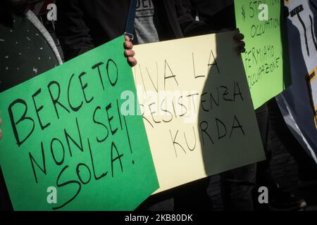 Les manifestations sur la Piazza Barberini Pro font clignoter les panneaux de victoire et crient des slogans lorsqu'ils protestent contre les opérations militaires turques, le mercredi 9 octobre 2019. Les Kurdes de Syrie ont accusé les États-Unis de tourner le dos à leurs alliés et de risquer des gains dans la lutte contre le groupe de l'État islamique alors que les troupes américaines ont commencé à se retirer lundi des positions dans le nord-est de la Syrie avant une attaque turque attendue. Sur 9 octobre 2019 à Rome, en Italie. (Photo par Andrea Ronchini/NurPhoto) Banque D'Images