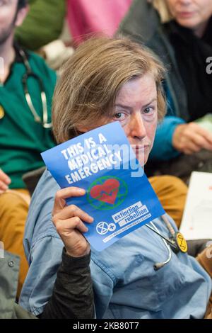 Les activistes environnementaux de la rébellion d'extinction occupent la City Airport DLR Station à Londres le 10 octobre 2019 à Londres, Angleterre. Les manifestants prévoient de bloquer l'aéroport de London City pendant trois jours pour souligner l'incompatibilité de son plan d'expansion de 2bn 000 livres sterling avec la lutte contre l'urgence climatique et écologique déclarée par le Parlement ou la réalisation de l'engagement juridiquement contraignant du gouvernement de devenir neutre en carbone d'ici 2050. (Photo de Wiktor Szymanowicz/NurPhoto) Banque D'Images