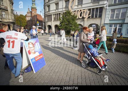 Une femme avec un petit enfant est vue parler avec un volutneer de campagne du parti conservateur droit et Justice dans le centre de Bydgoszcz, Pologne sur 7 octobre 2019. Le parti au pouvoir, droit et justice (PiS) a gagné un grand nombre d'électeurs avec ses dépenses sociales généreuses offrant une subvention de 500 PLN (environ 125 USD) par mois pour chaque enfant. (Photo de Jaap Arriens/NurPhoto) Banque D'Images