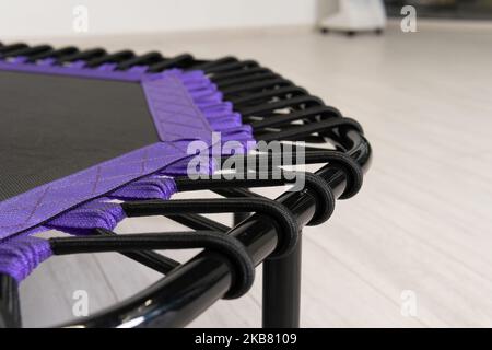 croissance saut violet loisir trampoline fitness petit petit jeu vide espace blanc cyan Banque D'Images