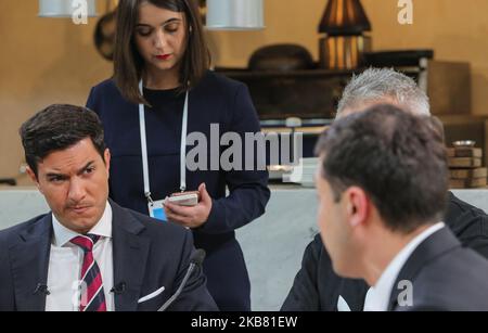 Un journaliste réagit en écoutant la réponse du président Volodymyr Zelensky lors de la réunion d’une journée à Kiev, en Ukraine, au 10 octobre 2019. Le président de l'Ukraine, Volodymyr Zelensky, a une réunion avec les médias appelée marathon de presse à la cour alimentaire de Kiev. (Photo par Sergii Kharchenko/NurPhoto) Banque D'Images