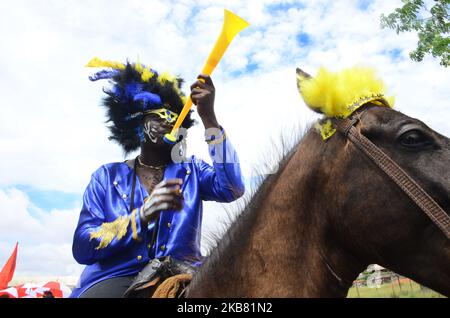 Un cavalier se produit pendant le carnaval le 8 octobre 2019 à Lagos, au Nigeria. (Photo par Olukayode Jaiyeola/NurPhoto) Banque D'Images