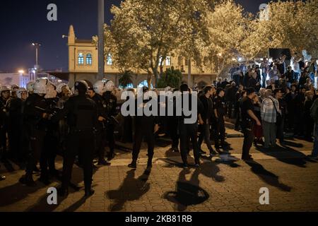À 10 octobre 2019, des organisations de gauche et d'opposition, ainsi que des familles des victimes se sont rassemblées à Istanbul pour commémorer le bombardement de 10 octobre 2015 Ankara. La foule a scandé des slogans anti-guerre pour protester contre les attaques en cours de la Turquie contre les Kurdes près de la frontière syrienne. Pendant la lecture du communiqué de presse, la police anti-émeutes turque a violemment attaqué la foule avec des gaz lacrymogènes et de nombreuses personnes ont été placées sous garde à vue. (Photo par Erhan Demirtas/NurPhoto) Banque D'Images